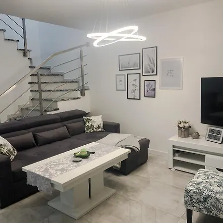 Apartament Novosadecki Z Garazem I Ogrodem