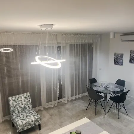 Apartament Novosadecki Z Garazem I Ogrodem Lägenhet Nowy Sącz