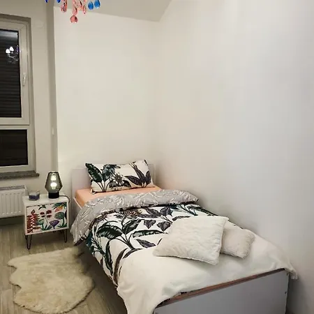 Lägenhet Apartament Novosadecki Z Garazem I Ogrodem